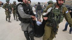 الاحتلال يعتقل ثلاثة مواطنين ويعتدي على أحدهم جنوب نابلس