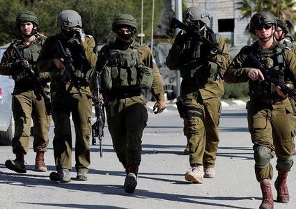 قوات الاحتلال تقتحم عدة منازل في الخليل