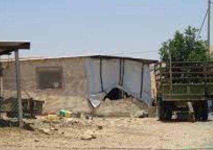 مستوطن يخرب محتويات "كرفان" في امريحة في يعبد