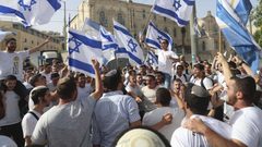 "السلطات الإسرائيلية" تقرر تنظيم مسيرة الأعلام وفق خططها