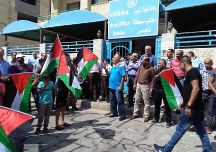 نابلس: وقفة أمام مقر "الأونروا" إحياء لذكرى النكبة ورفضا لتقليص الوكالة لخدماتها