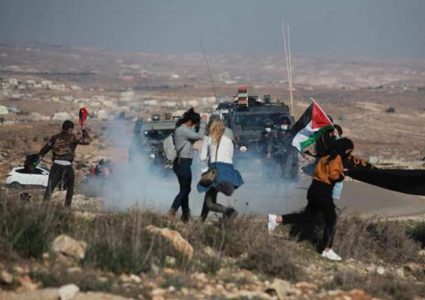 إصابات بالاختناق خلال قمع الاحتلال فعالية ضد التهجير والاستيطان في مسافر يطا