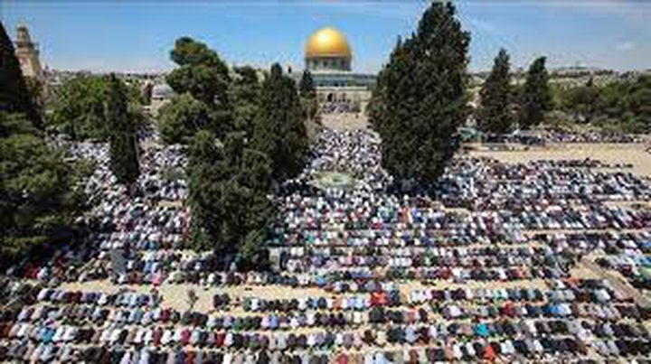 عشرات الآلاف يؤدون صلاة الجمعة في المسجد الأقصى