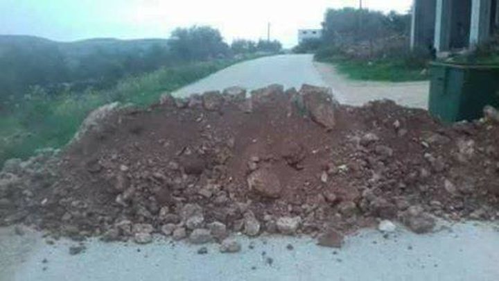 الاحتلال يواصل إغلاق طرق فرعية في حوارة جنوب نابلس