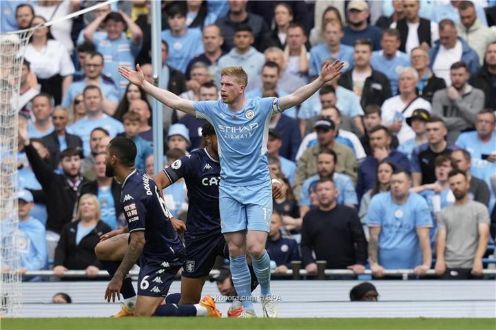 مانشستر سيتي يتوج بطلا للدوري الإنجليزي بـ "5 دقائق مثيرة"