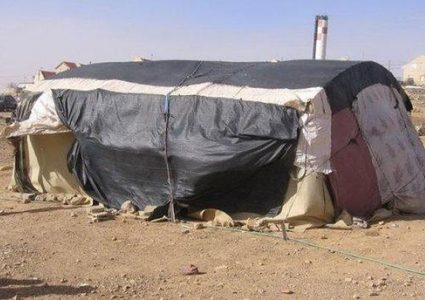 مستوطنون يزيلون خيمة سكنية ويسرقون محتوياتها شرق يطا