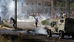 إصابة طالب بـ"المطاط" وآخرين بالاختناق في مواجهات مع الاحتلال بالخليل