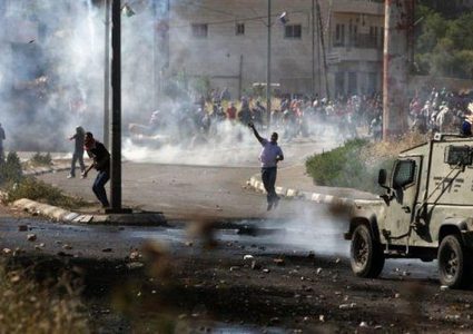 إصابة طالب بـ"المطاط" وآخرين بالاختناق في مواجهات مع الاحتلال بالخليل