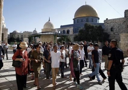 عشرات المستوطنين يقتحمون باحات المسجد الأقصى