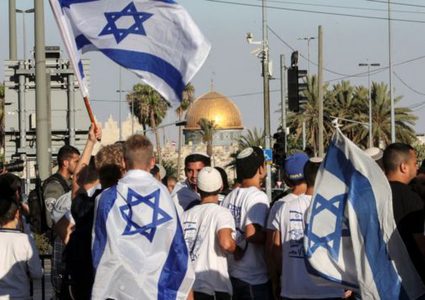 مناوشات في منطقة باب العامود بعد رفع علم الإحتلال