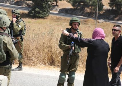 قوات الاحتلال تعتدي على فتاة في البلدة القديمة بالخليل