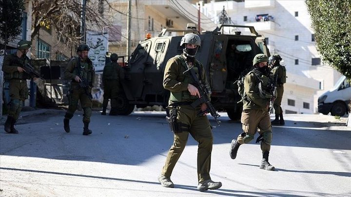 الاحتلال يعتقل شابا على حاجز مخيم شعفاط شرق القدس