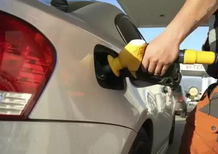 الليرة اللبنانية تنهار.. والبنزين "يعادل الحد الأدنى للأجور"