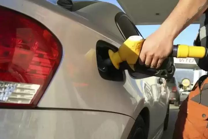 الليرة اللبنانية تنهار.. والبنزين "يعادل الحد الأدنى للأجور"