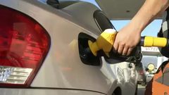 الليرة اللبنانية تنهار.. والبنزين "يعادل الحد الأدنى للأجور"