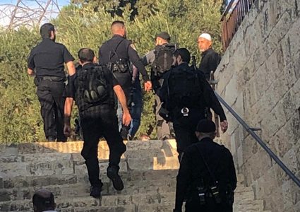 الاحتلال يعتقل مُسنّا من الأقصى ويستدعي مرابطتين للتحقيق