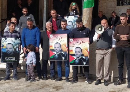 وقفة دعم وإسناد للمعتقلين عواودة وريان وسط رام الله