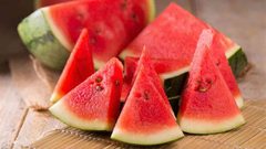 هل البطيخ يسبب الإسهال؟