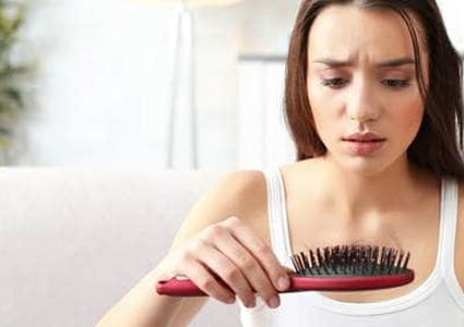 10 أسباب لتساقط الشعر