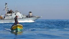 زوارق الاحتلال تستهدف الصيادين في بحر رفح