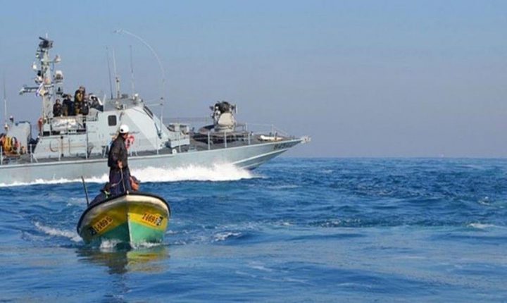 زوارق الاحتلال تستهدف الصيادين في بحر رفح