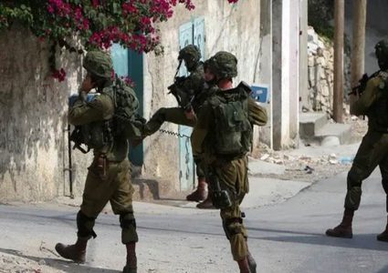 قوات الاحتلال تفتش منزلا ويستولي على كاميرات مراقبة غرب بيت لحم