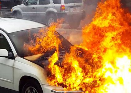 مستوطنون يحرقون مركبة ويحطمون نوافذ مسجد جنوب نابلس