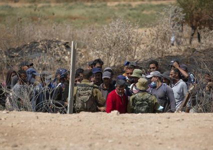 الاحتلال يلاحق العمال ويصيب عددا منهم بالاختناق في جنين