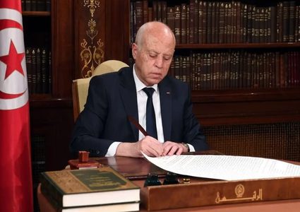 مرسوم رئاسي يدعو التونسيين للاستفتاء على دستور جديد