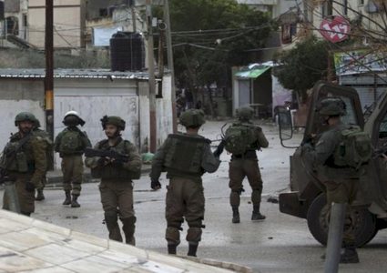 الاحتلال يحتجز طالبا ويداهم منازل جنوب شرق بيت لحم