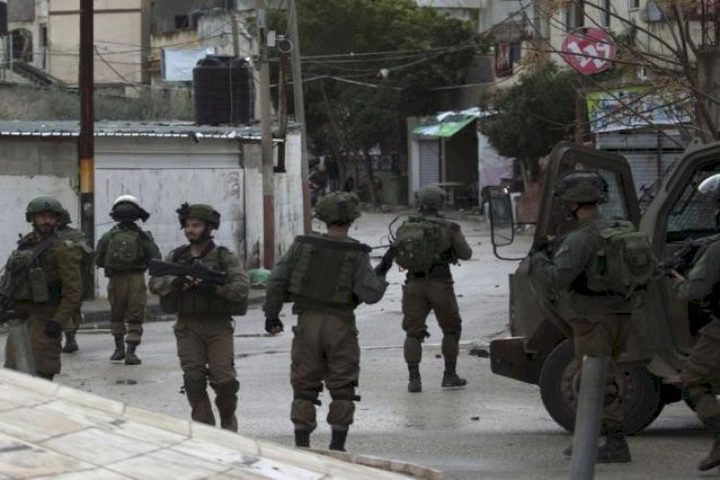 الاحتلال يحتجز طالبا ويداهم منازل جنوب شرق بيت لحم