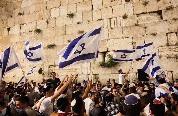 غانتس يُصدر قراراً نهائياً بشأن مسار مسيرة الأعلام