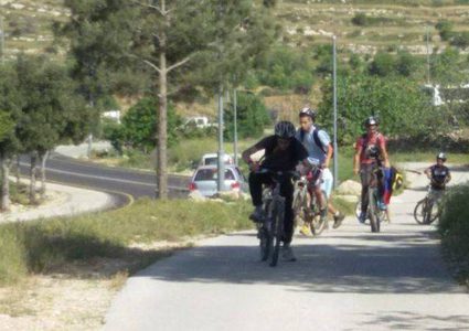 الاحتلال يغلق الطريق بين القدس والخليل بسبب سباق للمستوطنين