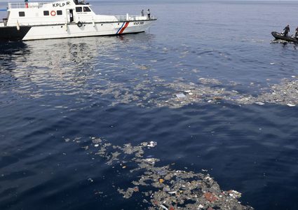 فقدان 26 شخصا بعد غرق سفينة قبالة سواحل اندونيسيا