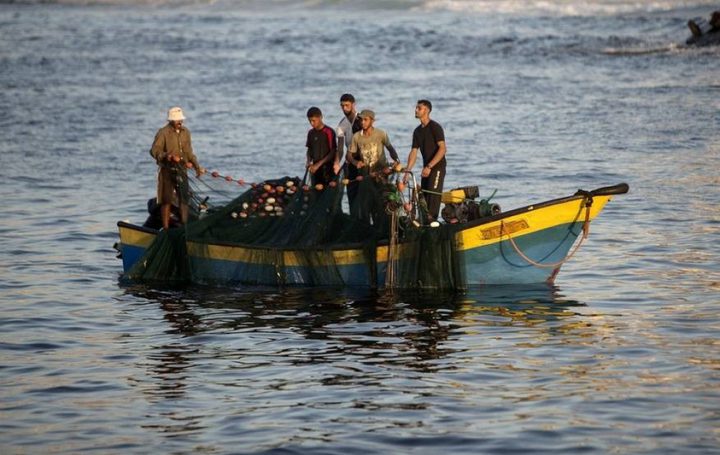 بحرية الاحتلال تستهدف الصيادين في بحر قطاع غزة