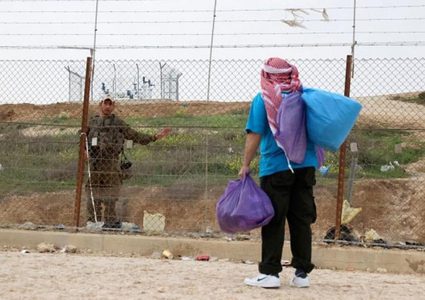 الاحتلال يلاحق العمال ويصيب عددا منهم بالاختناق غرب جنين