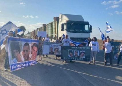 مستوطنون يغلقون شارع القدس- الخليل الرئيسي