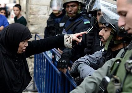مستوطنون يعتدون على سيدة مقدسية ويحاولون اقتحام المحال التجارية