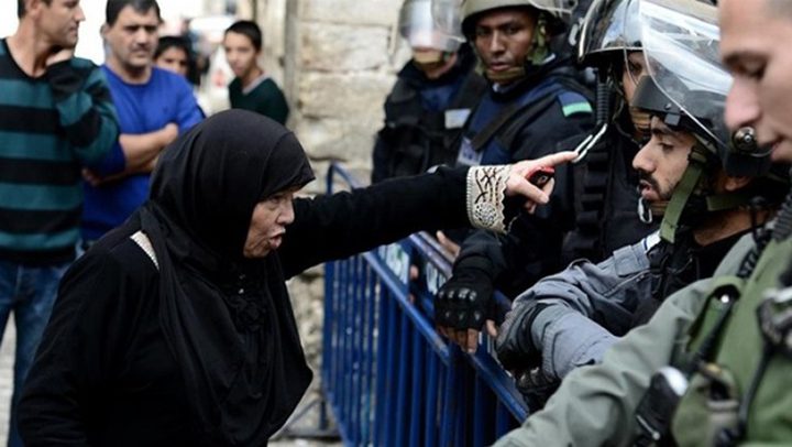 مستوطنون يعتدون على سيدة مقدسية ويحاولون اقتحام المحال التجارية