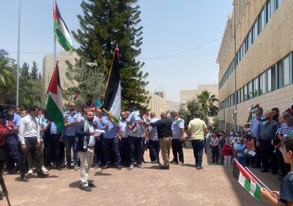 جامعة النجاح تنظم وقفة دعم واسنادا للأقصى وترفع علم فلسطين