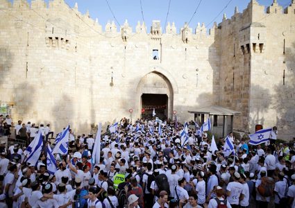 انطلاق مسيرة الاعلام بمدينة القدس وبينت يصدر تعليماته