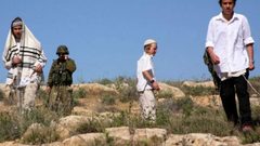 مستوطنون يعتدون بالضرب على مُسن في يعبد