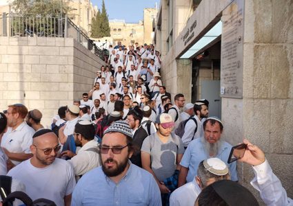 مستوطنون يقتحمون "الأقصى" وشرطة الاحتلال تعتقل 4 شبان من محيطه