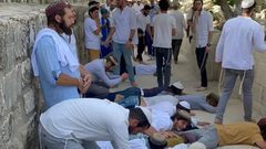 مستوطنون يرفعون "علم الإحتلال" وسط الأقصى.. ويؤدون"سجودا ملحميا جماعيا"