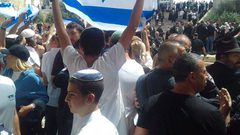 مستوطنون يرفعون "علم الإحتلال" وسط الأقصى.. ويؤدون"سجودا ملحميا جماعيا"