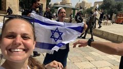 مستوطنون يرفعون "علم الإحتلال" وسط الأقصى.. ويؤدون"سجودا ملحميا جماعيا"