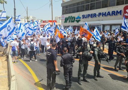 بدء مسيرة الاعلام الاسرائيلية في اللد