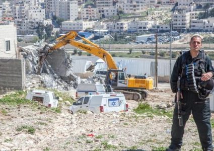 الاحتلال يخطر بهدم منزلين في مسافر يطا
