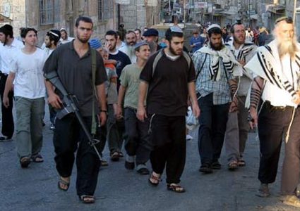 خلال مشاركتهم في مسيرة استفزازية: مئات المستوطنين يعربدون وسط الخليل