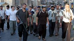 خلال مشاركتهم في مسيرة استفزازية: مئات المستوطنين يعربدون وسط الخليل